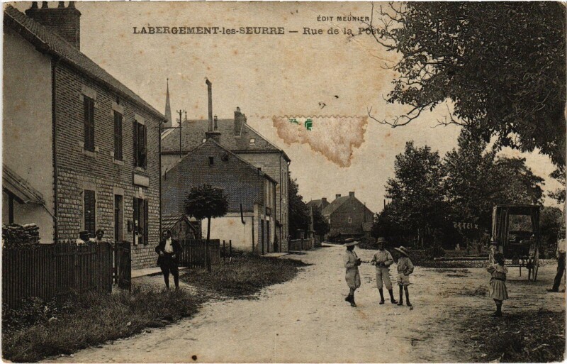 Carte postale ancienne Labergement-les-Seurre Rue de la Poste France à Seurre