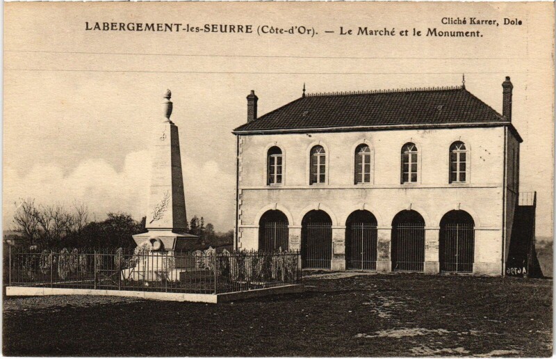 Carte postale ancienne Labergement-les-Seurre Le Marche et le Monument France à Seurre