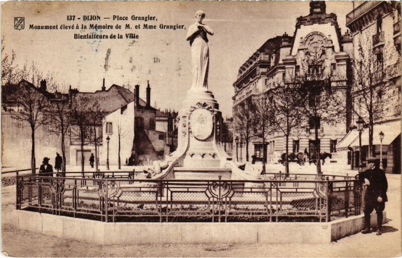 Carte postale ancienne Dijon Place Grangier Monument eleve en l'honneur France à Dijon