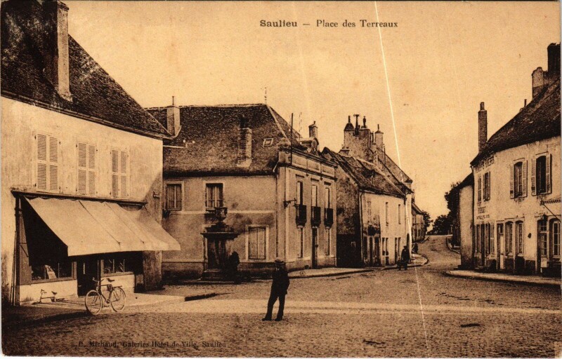 Carte postale ancienne Saulieu Place des Terreaux France à Saulieu