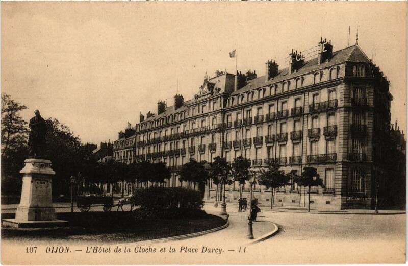 Carte postale ancienne Dijon L'Hotel de la Cloche et la Place Darcy France à Dijon