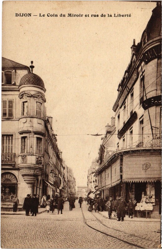 Carte postale ancienne Dijon Le Coin du Miroir et rue de la Liberte France à Dijon