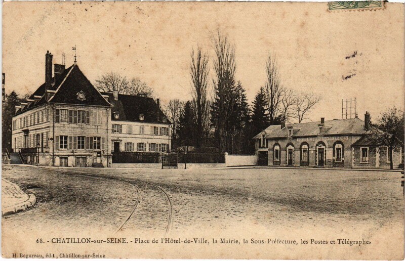 Carte postale ancienne Chatillon-sur-Seine Place de l'Hotel-de-Ville,la Mairie France