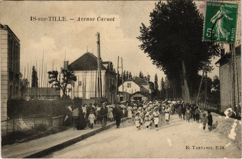 Carte postale ancienne Is-Sur-Tille Avenue Carnot France à Is-sur-Tille