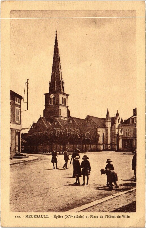 Carte postale ancienne Meursault Eglsie Xv siecle et Place de l'Hotel de Ville France à Meursault