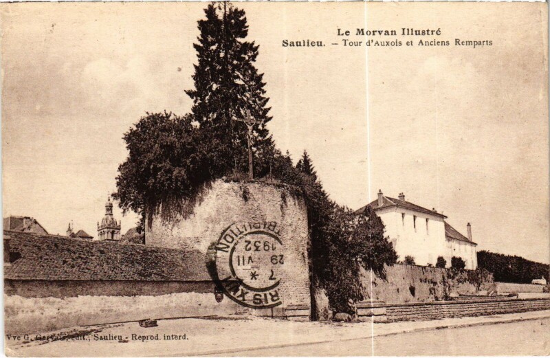 Carte postale ancienne Saulieu Tour d'Auxois et Anciens Remparts France à Saulieu