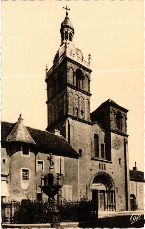 Carte postale ancienne Saulieu L'Eglise Basilique Saint-Andoche France à Saulieu
