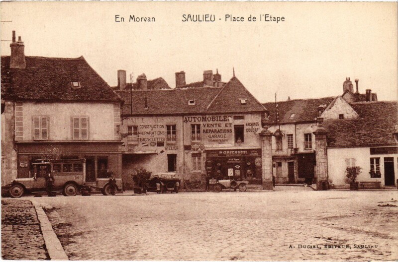 Carte postale ancienne Saulieu Place de l'Etape France à Saulieu