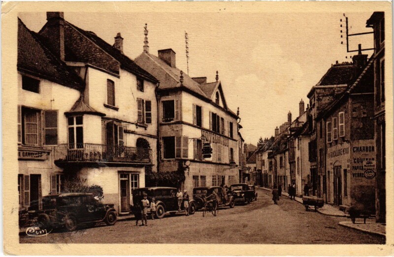 Carte postale ancienne Montbard Place J.-M. Bernard et l'Hotel de l'Eau France à Montbard