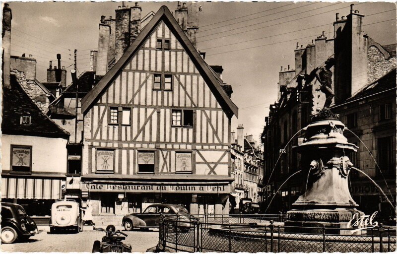 Carte postale ancienne Dijon Fontaine du Bareuzai France à Dijon