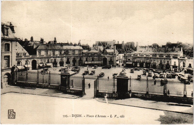 Carte postale ancienne Dijon Place d'Armes France à Dijon
