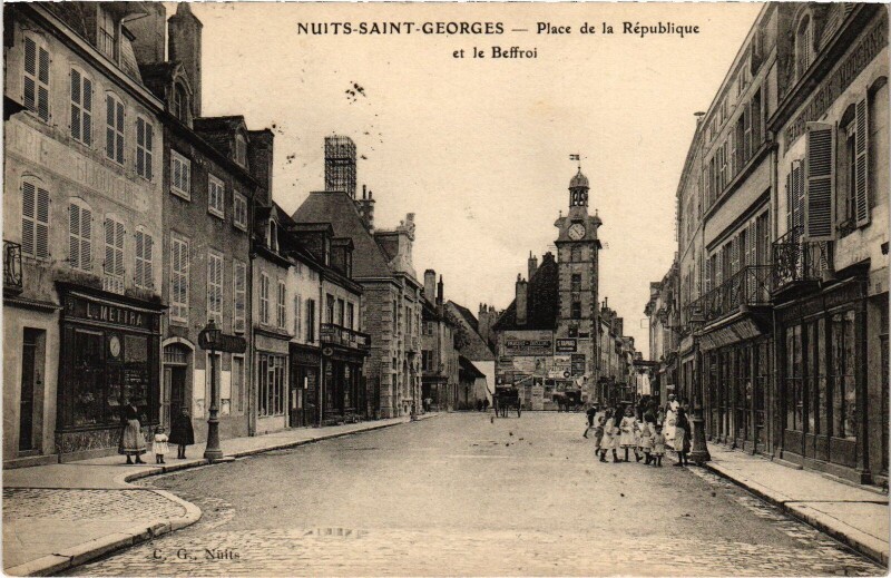 Carte postale ancienne Nuits Saint-Georges Place de la Republique France à Nuits-Saint-Georges