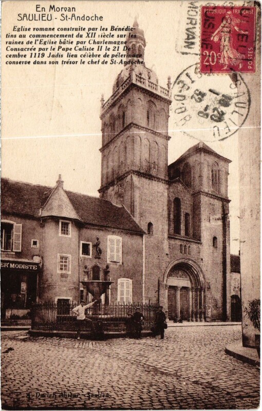 Carte postale ancienne Saulieu Saint-Andoche, Eglise romane France à Saulieu