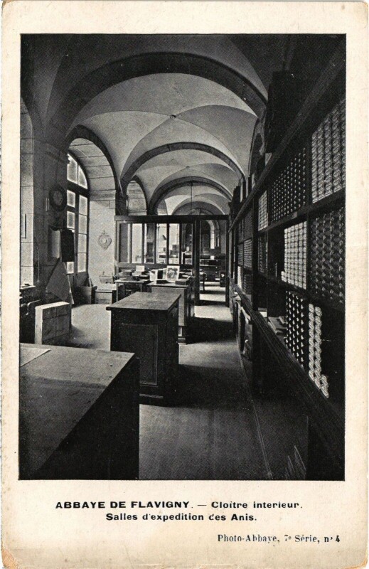 Carte postale ancienne Flavigny Cloitre interieur France