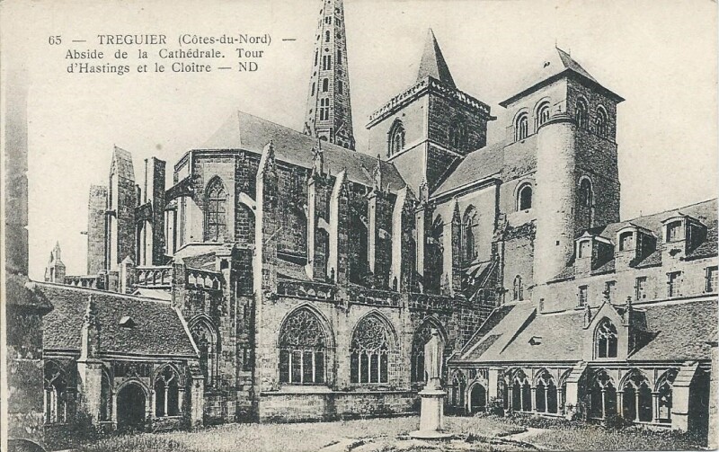Carte postale ancienne Abside de la Cathédrale. Tour d'Hastings et le Cloître à Tréguier