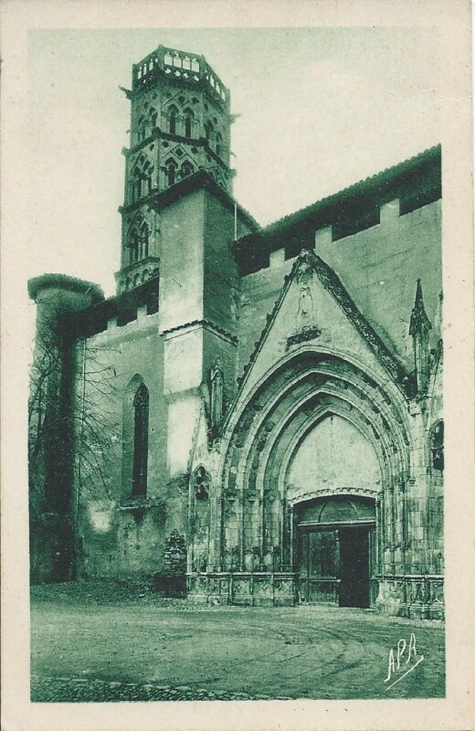 Carte postale ancienne Rieux - L'Entrée de la Cathédrale (XIVe siècle) mutilée sous la Révolution à Rieux-Volvestre