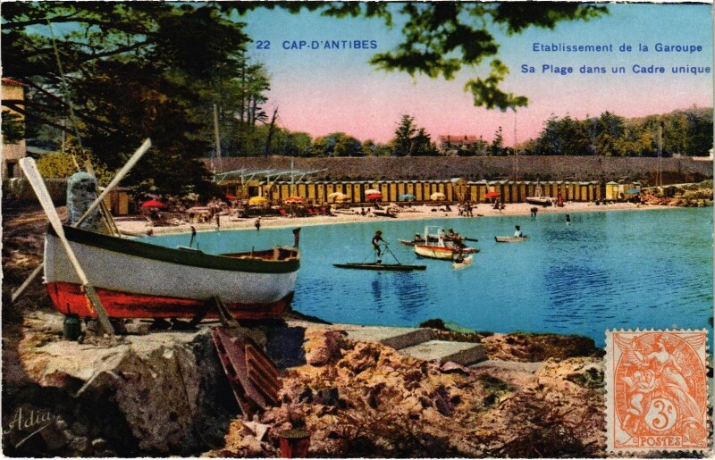 Carte postale ancienne Cap-d'Antibes Etabl. de la Garoupe Plage dans un Cadre à Antibes