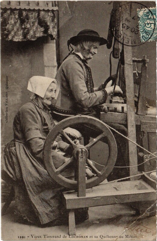 Carte postale ancienne Folklore Locronan vieux tisserand et sal québenne au métier à Locronan