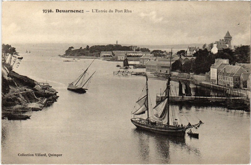 Carte postale ancienne Douarnenez Entrée du port Rhu à Douarnenez