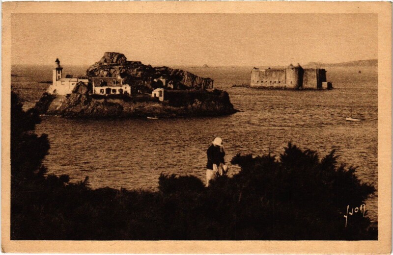 Carte postale ancienne Carantec Ile Louet Chateau du taureau à Carantec