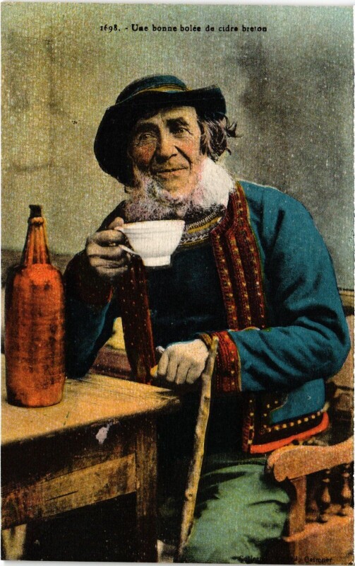 Carte postale ancienne Une bonne bolée de cidre breton
