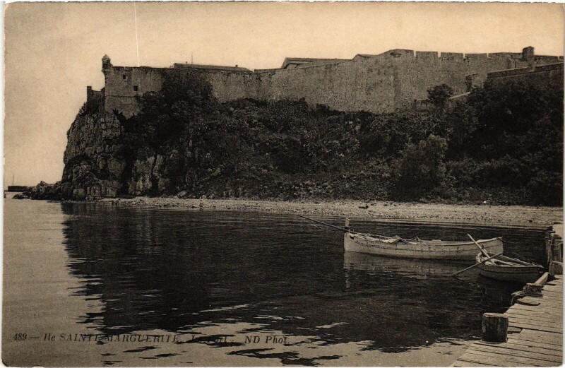Carte postale ancienne Ile Sainte-Marguerite le port