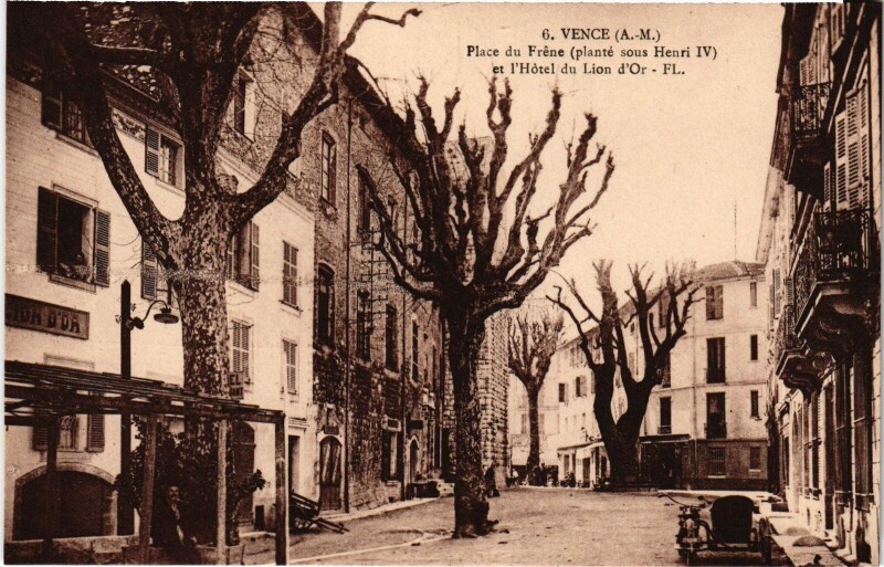 Carte postale ancienne Vence Place du Frene Hotel du Lion d'Or à Vence
