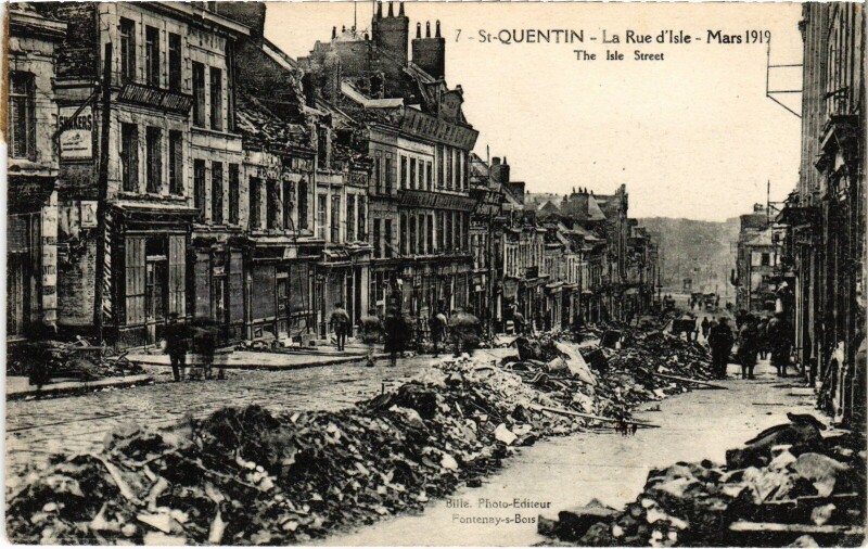Carte postale ancienne Saint-Quentin Rue d'Isle Guerre à Saint-Quentin