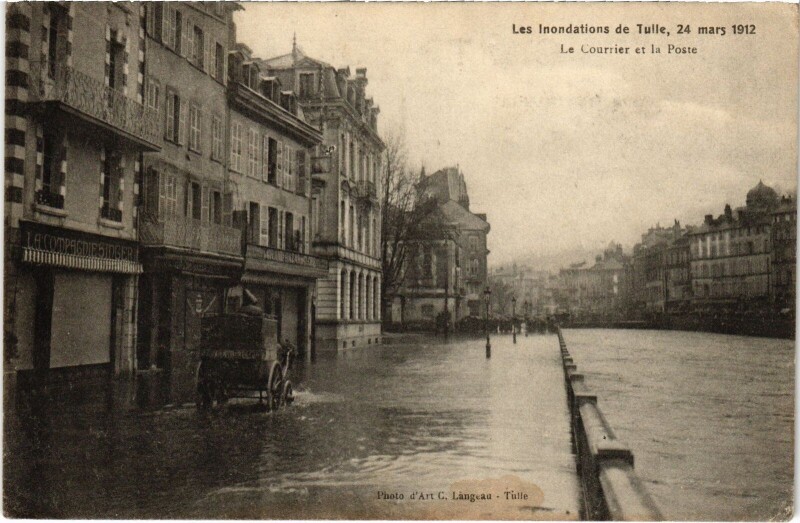Carte postale ancienne Tulle Le Courrier La Poste Inondations à Tulle