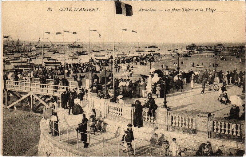 Carte postale ancienne Arcachon Place Thiers et la Plage à Arcachon