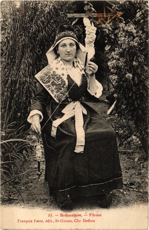 Carte postale ancienne Bethmale Bethmalaise Fileuse à Bethmale