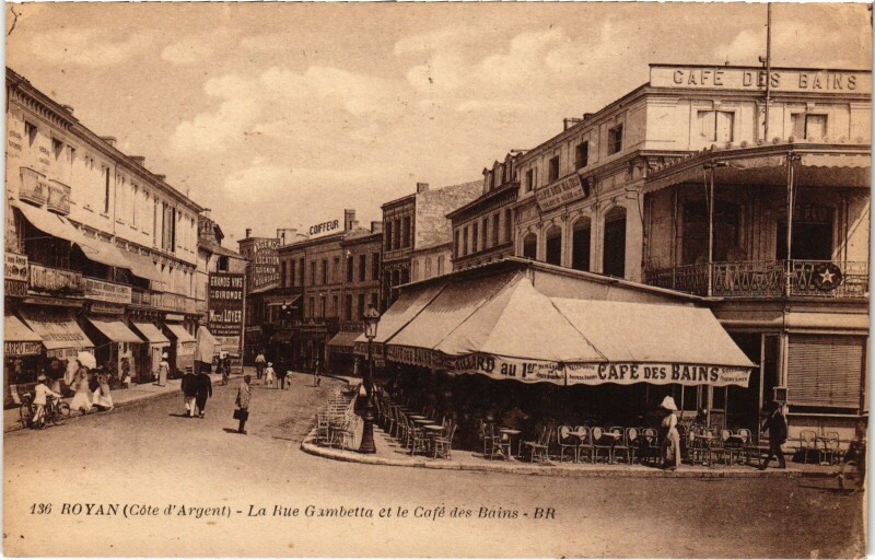 Carte postale ancienne Royan rue gambetta Café des Bains à Royan