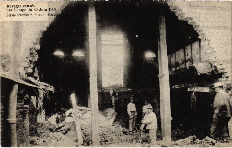 Carte postale ancienne Bout-du-Gard Ferme ravages causés par l'orage 1908