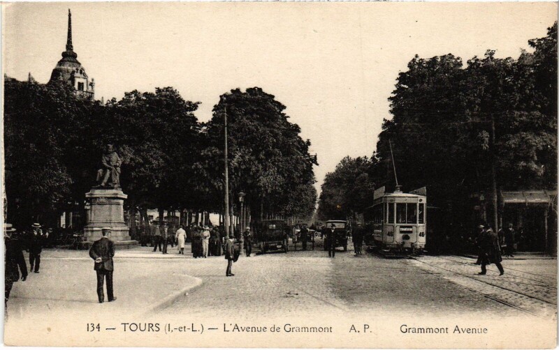 Carte postale ancienne Tours Avenue de Grammont Tramway à Tours
