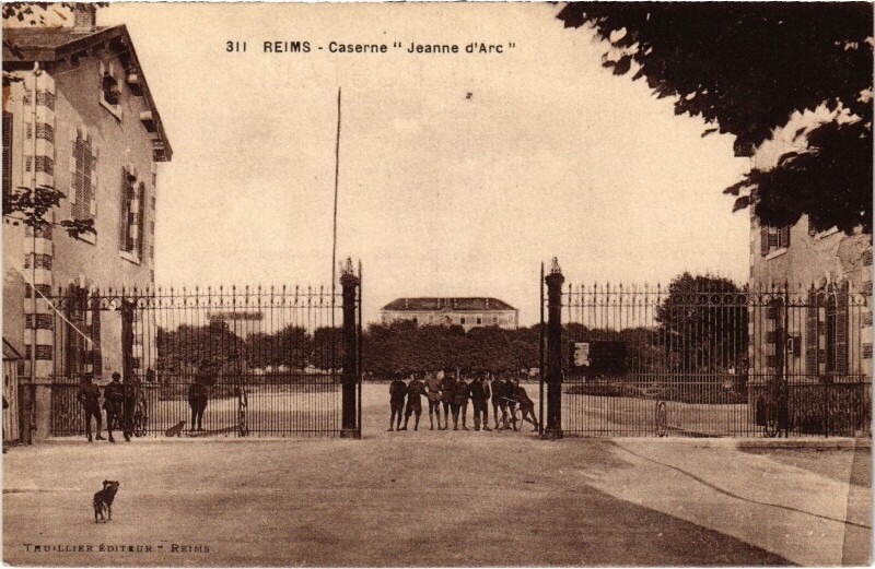 Carte postale ancienne Reims Caserne Jeanne d'Arc à Reims