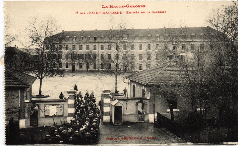 Carte postale ancienne Saint-Gaudens Entrée de la Caserne à Saint-Gaudens