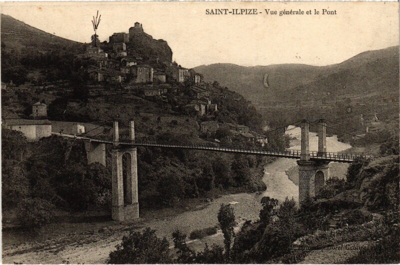 Carte postale ancienne Saint-Ilpize vue générale et le Pont à Saint-Ilpize