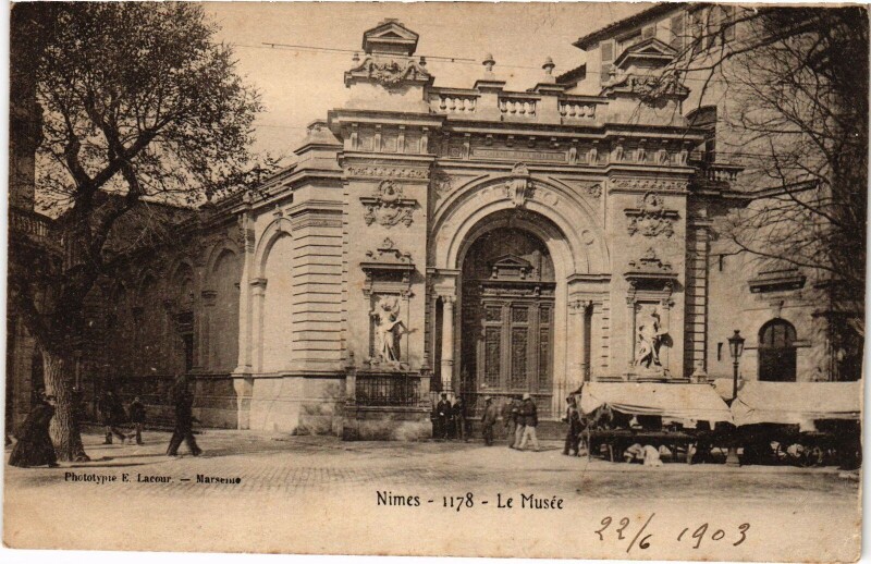 Carte postale ancienne Nimes Le Musée