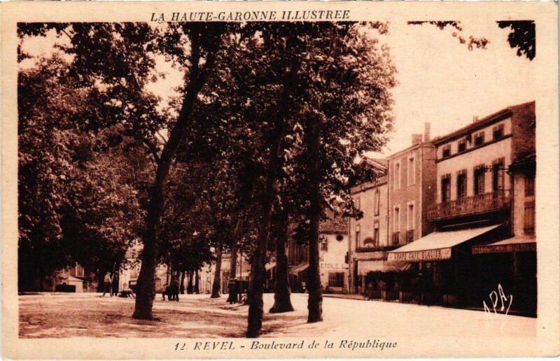 Carte postale ancienne Revel Boulevard de la République à Revel