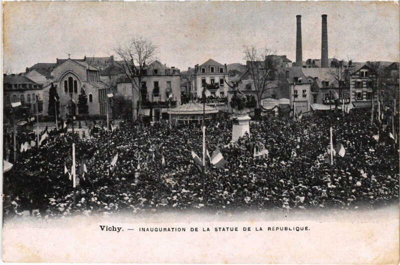 Carte postale ancienne Vichy Inauguration Statue de la République à Vichy
