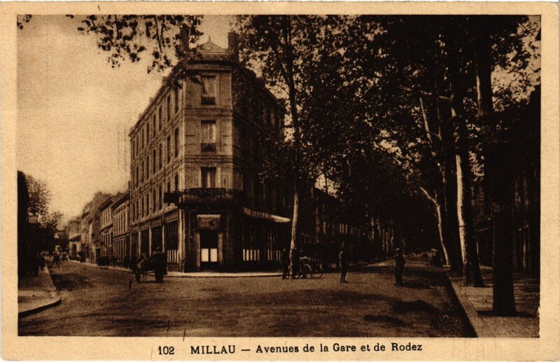 Carte postale ancienne Millau Avenue de la gare et de Rodez à Millau