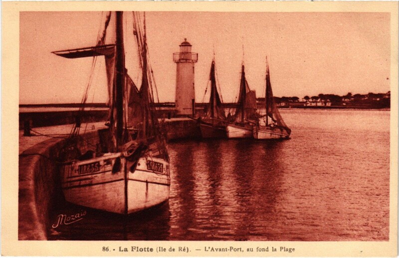 Carte postale ancienne Ile de Ré La Flotte Avant-Port au fond la Plage à La Flotte