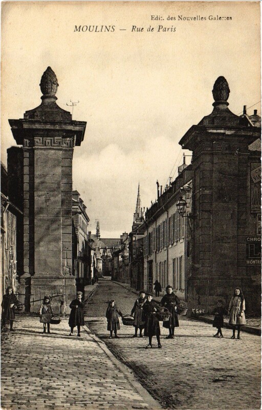 Carte postale ancienne Moulins Rue de Paris à Moulins