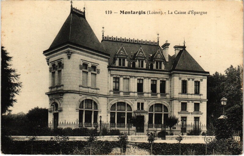Carte postale ancienne Montargis Caisse d'Epargne à Montargis