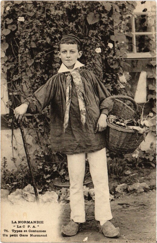 Carte postale ancienne Folklore Types et Costumes gars Normand