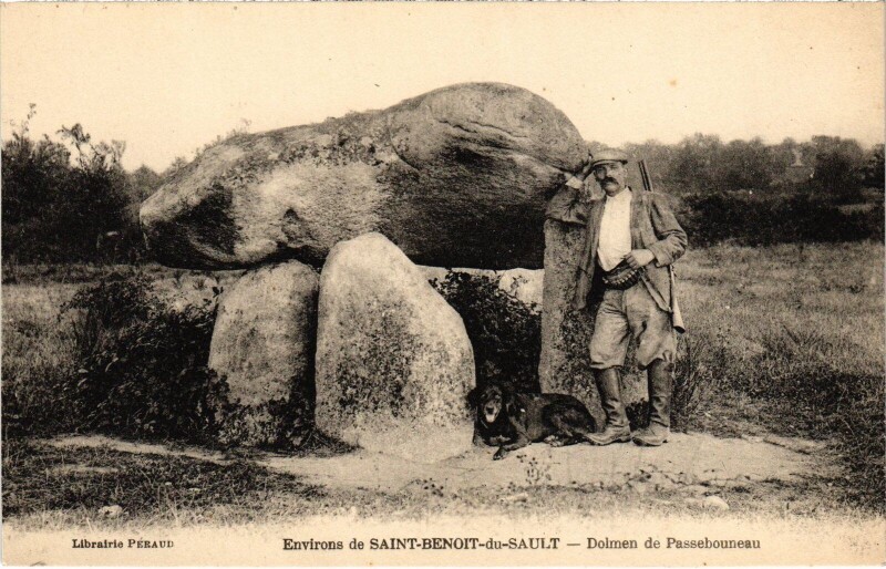 Carte postale ancienne Env. de Saint-benoir-du-Sault Dolmen de Passebouneau