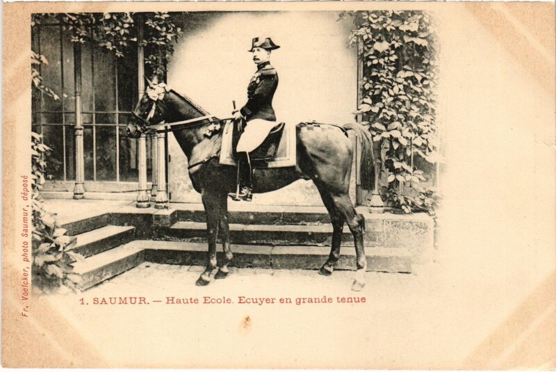 Carte postale ancienne Saumur Haute Ecole Ecuyer en grande tenue à Saumur
