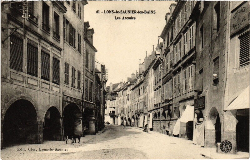 Carte postale ancienne Lons-le-Saunier-les-Bains Les Arcades à Lons-le-Saunier