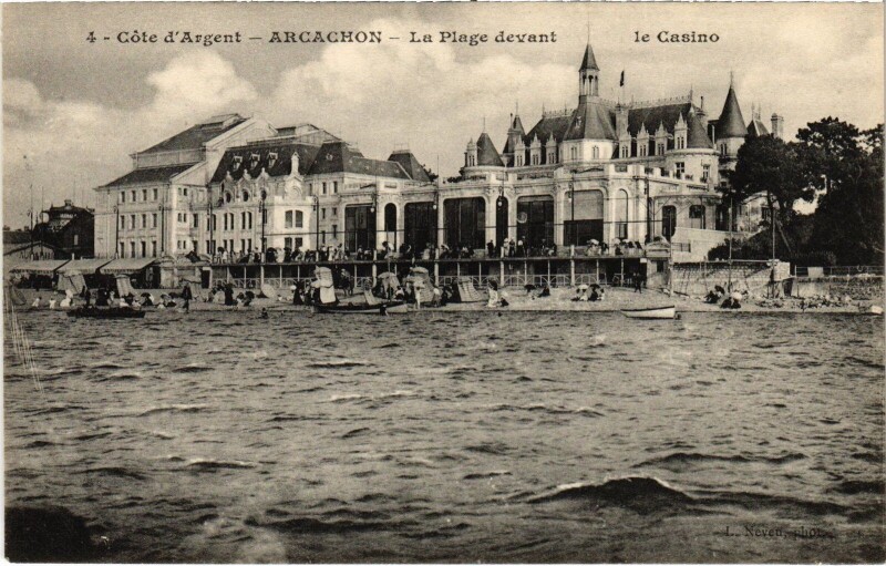 Carte postale ancienne Arcachon La plage devant le Casino à Arcachon