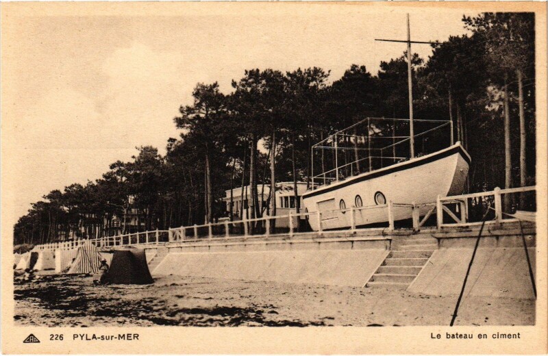 Carte postale ancienne Pyla-sur-Mer Bateau en ciment